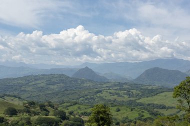 Yaz öğleden sonraları doğal manzara. Tamesis, Antioquia, Kolombiya.