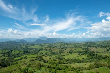 Tamesis 'teki panoramik manzara. Mavi gökyüzü ve ufukta dağ var. Ata binen adam.