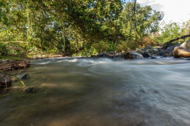 Kolombiya, La Pintada 'daki Cartama Nehri' nde uzun pozlama tekniği.. 