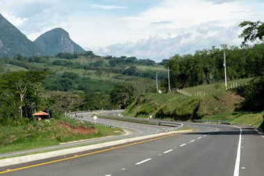 Iglesias La Pinta Köprüsü üzerinden Pasifik Otoyolu. Antioquia, Kolombiya.