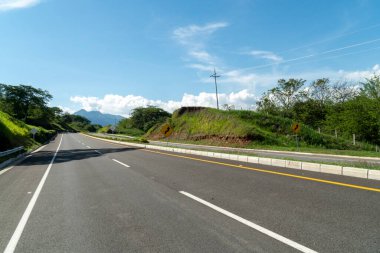 Iglesias La Pinta Köprüsü üzerinden Pasifik Otoyolu. Antioquia, Kolombiya.