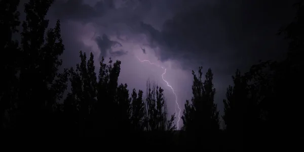 Strepen Van Heldere Bliksemschichten Scheuren Door Paarse Nachtelijke Hemel Een — Stockfoto