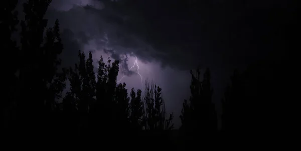 Strisce Fulmini Luminosi Squarciano Cielo Notturno Viola Una Strada Della — Foto Stock