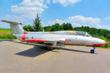 Delfin 'in Çekoslovakya' da ürettiği eğitim uçağı Aero L-29 ikinci dünya savaşı müzesinde sergilendi. Kharkiv, Ukrayna - 21 Ağustos. 2021 - görüntü üzerine
