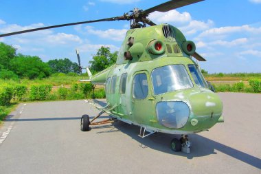 Mi-2 Hoplite. Güneşli bir yaz gününde bölgede görüntüler üzerinde duran helikopter.