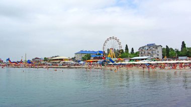 Güzel renkli şehir manzarası. Görüntü. Tatil köyü, deniz. Dönme dolap - dinlenme ve dinlenme merkezleri. Demir Liman, Ukrayna 08.08.2021