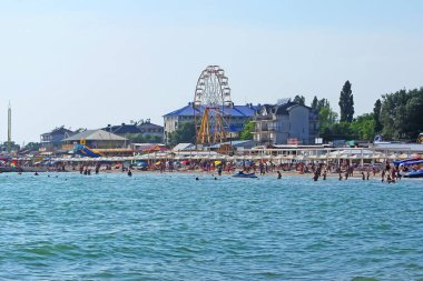 Güzel renkli şehir manzarası. Görüntü. Tatil köyü, deniz. Dönme dolap - dinlenme ve dinlenme merkezleri. Demir Liman, Ukrayna 08.08.2021