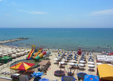 Görüntü: Güneşli bir günde plajın ve tatil köylerinin havadan görüntüsü. Ukrayna, Demir Liman, 21 Temmuz 2021