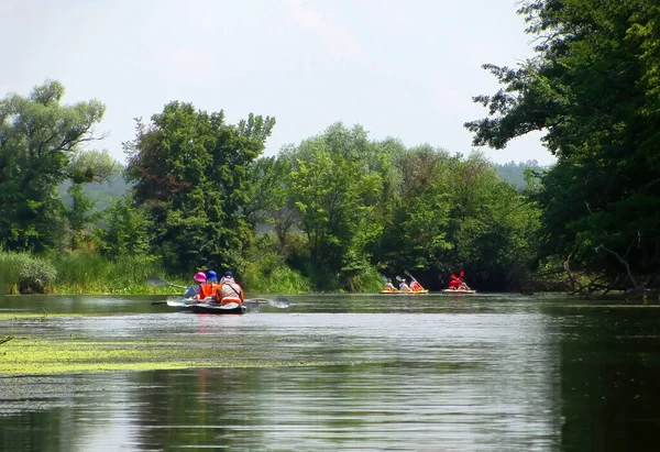 夏には数人の男女が川でカヤックをする アクティブなレクリエーション 家族旅行 極端な冒険 スポーツ 生態系の国内観光 — ストック写真