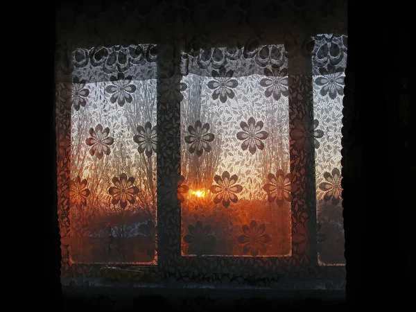 Pencereden sabah ışık yaymak