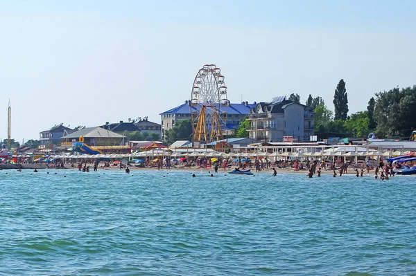 Güzel renkli şehir manzarası. Görüntü. Tatil köyü, deniz. Dönme dolap - dinlenme ve dinlenme merkezleri. Demir Liman, Ukrayna 08.08.2021