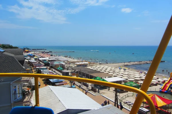 Görüntü: Güneşli bir günde plajın ve tatil köylerinin havadan görüntüsü. Ukrayna, Demir Liman, 21 Temmuz 2021