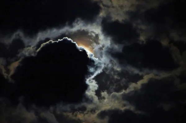 Нічне Літнє Небо Місяць Захований Хмарами Гломійська Атмосфера Стокова Картинка