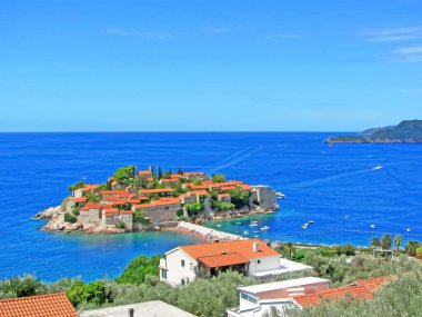 Sveti Stefan, Karadağ 'da küçük bir ada ve tatil beldesi. Balkanlar, Adriyatik denizi, Avrupa. Güzellik dünyası.