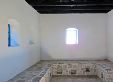 Şatoda gökyüzü ve ızgarası olan bir pencere