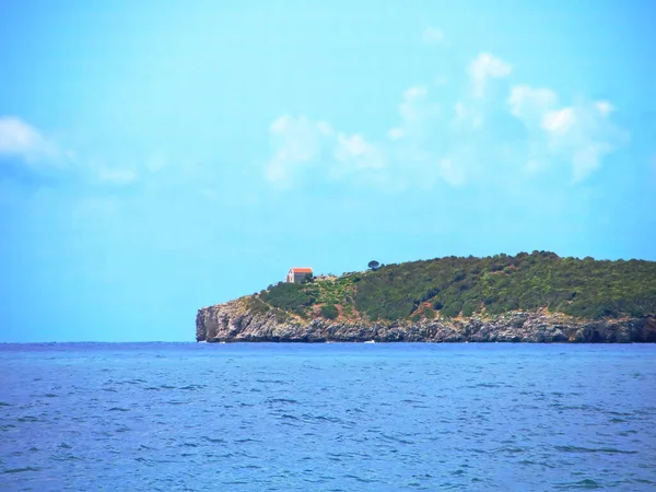Osamělý Dům Barevnou Střechou Stojí Zeleném Ostrově Uprostřed Moře Prudké — Stock fotografie