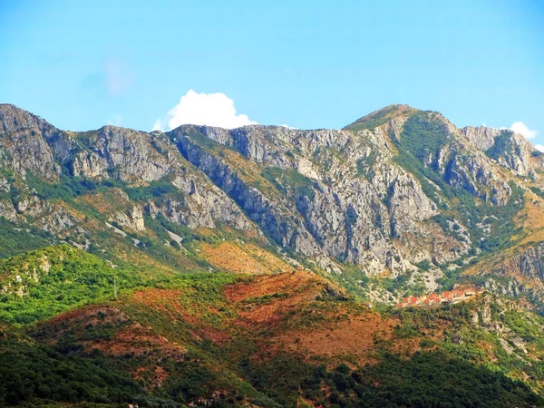 山谷上方耸立着一堵山墙 阳光灿烂的日子里 在山上有一个小村庄 那里的色调很温暖 山地岩石花岗岩图像 — 图库照片