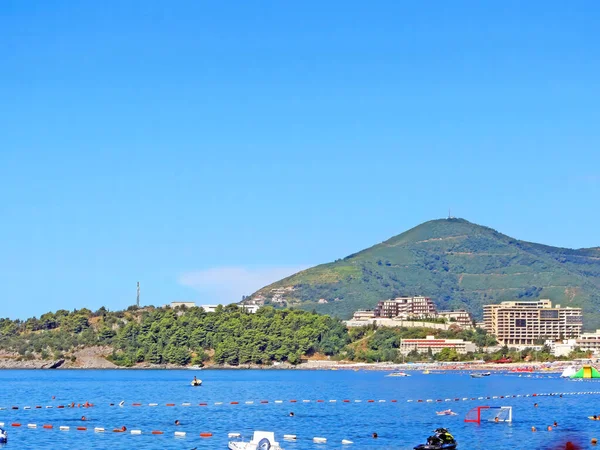黑山海岸上的度假城镇 在亚得里亚海 一个有海滩的小旅游城镇 游客旅行 带着小船和浮标在海里游泳 Sanatoria Casino Bouzas Img — 图库照片