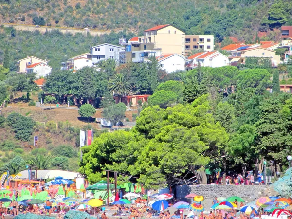 黑山海岸上的度假城镇 在亚得里亚海 一个有海滩的小旅游城镇 游客旅行 带着小船和浮标在海里游泳 Sanatoria Casino Bouzas Img — 图库照片