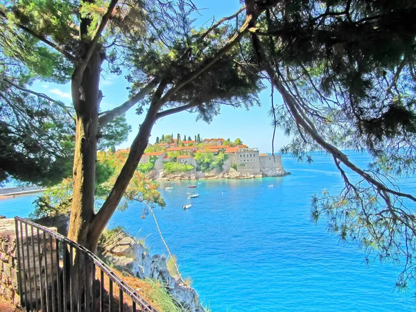 Karadağ Sveti Stefan Kenti Yakınlarındaki Çam Ağaçları Tarafından Çerçevelenmiş Mavi — Stok fotoğraf