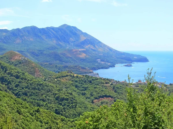 黑山的海岸 有亚得里亚海海滩的落基海岸 在一个阳光灿烂的日子 美丽的风景照片壁纸 野生海洋图像 — 图库照片