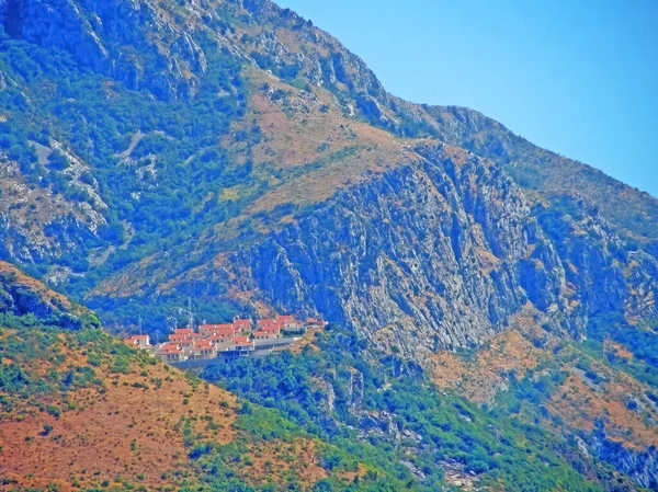 Ένα Τείχος Από Βουνά Υψώνεται Πάνω Από Την Κοιλάδα Ζεστούς — Φωτογραφία Αρχείου