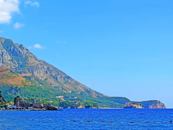 黑山的海岸 有亚得里亚海海滩的落基海岸 在一个阳光灿烂的日子 美丽的风景照片壁纸 野生海洋图像 — 图库照片