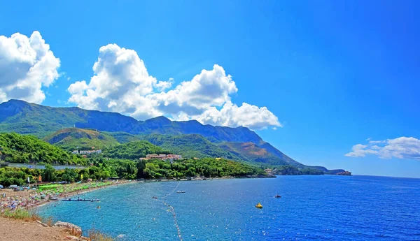 黑山的海岸 有亚得里亚海海滩的落基海岸 在一个阳光灿烂的日子 美丽的风景照片壁纸 野生海洋图像 — 图库照片