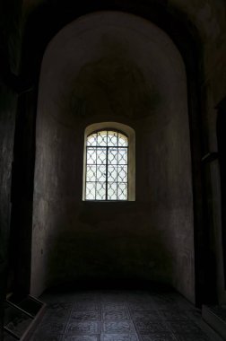 KYIV, UKRAINE - 11 Eylül 2022: Kyiv Ortodoks Katedrali 'nin İçi. Tapınağın duvarında küçük bir pencere.