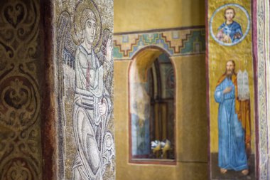 KYIV, UKRAINE - 11 Eylül 2022: Kyiv Ortodoks Katedrali 'nin İçi. Kilisenin duvarında azizlerin simgeleri var. Eski mahzenler. 11. yüzyılın mozaikleri