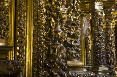 KYIV, UKRAINE - 11 Eylül 2022: Kyiv Ortodoks Katedrali 'nin İçi. 18. yüzyıl sunağının ayrıntıları. Altın gümüşü