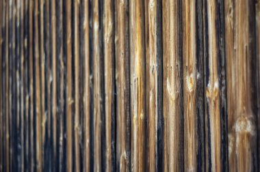 Koyu kahverengi ahşap ahşap kaplama. Kopyalama. Keskinliği kahverengi sonbahar renklerinde yanan eski tahtalar.