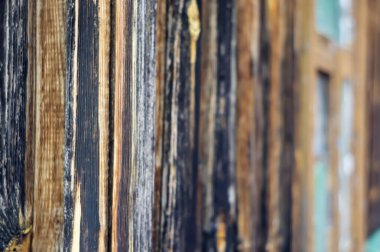 Koyu kahverengi ahşap ahşap kaplama. Kopyalama. Keskinliği kahverengi sonbahar renklerinde yanan eski tahtalar. Boya soyan eski bir pencere.