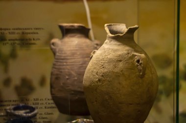 Kırsal el yapımı seramik kil, kahverengi terracotta sürahi, sokak el sanatları pazarında sergilenen hediyelik eşyalar. İmg. Kiev, Ukrayna - 24 Eylül 2022