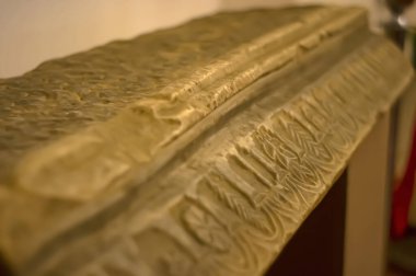 Güzel çiçek oymacılığı. Dini bir tapınakta taş oyma, şömine kapağı seçici odak