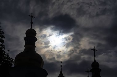 Ukrayna 'daki Aziz Sophia Katedrali' ne bakın. Ukrayna Ortodoks Kilisesi 'nin ana sembolü. Ortodoks kilisesinin üzerindeki kasvetli gökyüzü atmosferi