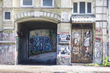 Kyiv, Ukrayna - 11 Eylül 2022: Podil Vozdvizhenka Mahallesi 'ndeki Kiev şehrinin eski modern tarihi renkli sokak binaları