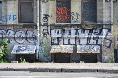 Kyiv, Ukrayna - 11 Eylül 2022: Podil Vozdvizhenka Mahallesi 'ndeki Kiev şehrinin eski modern tarihi renkli sokak binaları