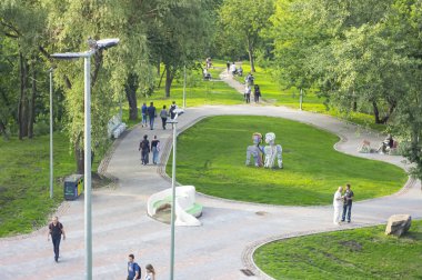 Kyiv, Ukrayna - 11 Eylül 2022: Podil Vozdvizhenka Mahallesi 'ndeki Kiev şehrinin eski modern tarihi renkli sokak binaları