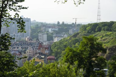 Kyiv, Ukrayna - 11 Eylül 2022: Podil Vozdvizhenka Mahallesi 'ndeki Kiev şehrinin eski modern tarihi renkli sokak binaları