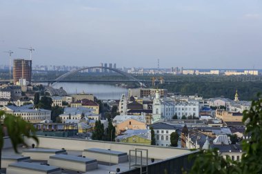 Kyiv, Ukrayna - 11 Eylül 2022: Podil Vozdvizhenka Mahallesi 'ndeki Kiev şehrinin eski modern tarihi renkli sokak binaları