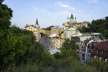 Kyiv, Ukrayna - 11 Eylül 2022: Podil Vozdvizhenka Mahallesi 'ndeki Kiev şehrinin eski modern tarihi renkli sokak binaları