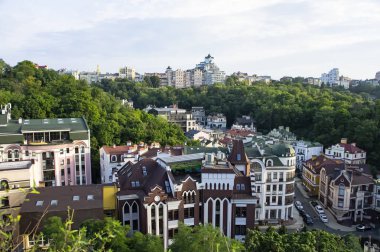 Kyiv, Ukrayna - 11 Eylül 2022: Podil Vozdvizhenka Mahallesi 'ndeki Kiev şehrinin eski modern tarihi renkli sokak binaları