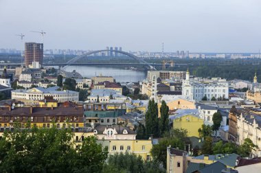 Kyiv, Ukrayna - 11 Eylül 2022: Podil Vozdvizhenka Mahallesi 'ndeki Kiev şehrinin eski modern tarihi renkli sokak binaları