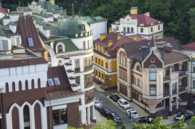 Kyiv, Ukrayna - 11 Eylül 2022: Podil Vozdvizhenka Mahallesi 'ndeki Kiev şehrinin eski modern tarihi renkli sokak binaları