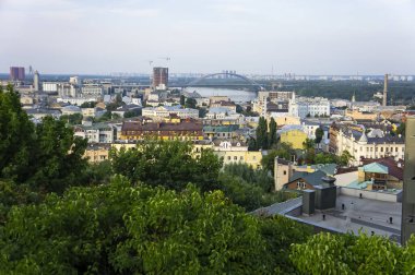 Kyiv, Ukrayna - 11 Eylül 2022: Podil Vozdvizhenka Mahallesi 'ndeki Kiev şehrinin eski modern tarihi renkli sokak binaları