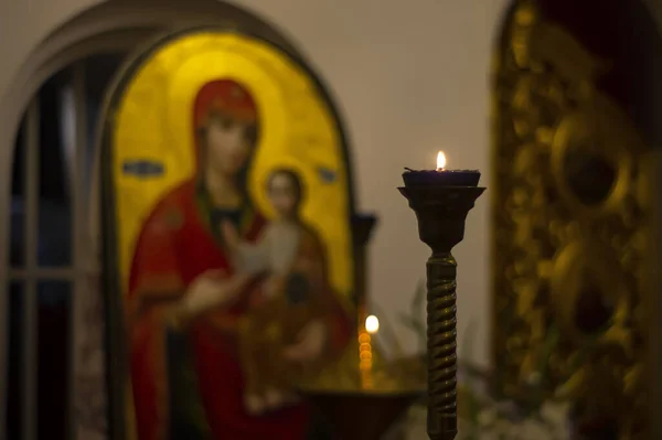 Altar Borroso Virgen María Con Velas Enfoque Selectivo Catedral Ortodoxa Imagen de archivo