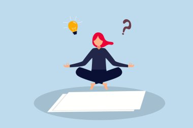 Yazar ilhamı, blogcu ve metin yazarı. Genç kadın yazar boş kağıt üzerinde meditasyon yapıyor. Bloguna ya da günlüğüne yazma fikrini düşünüyor..