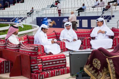 Doha, Katar - 11 Nisan 2016: Katar Altın Kılıç Yarışı Festivali 2016, Binicilik Kulübü Al Rayyan Yarış Parkı.