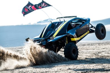 Doha, Katar... 23 Şubat 2018 Katarlı çölün kum tepelerindeki at arabası..